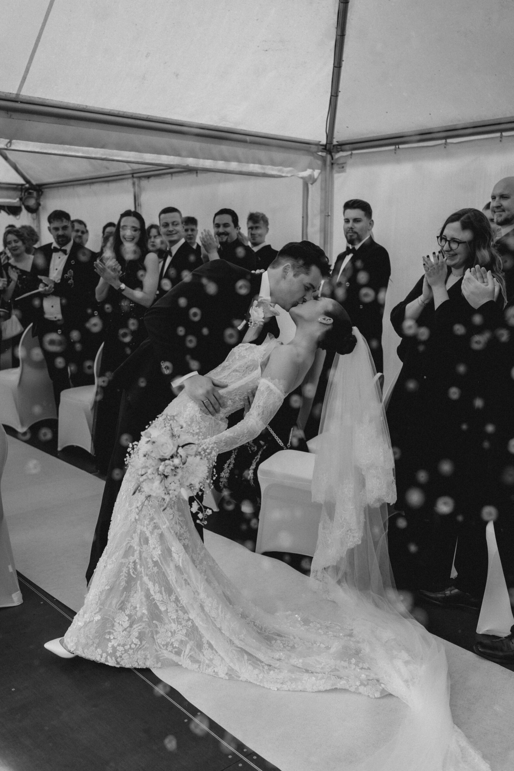 Weddingplaner LuRose Weddings Hochzeitsplanung NRW und Mallorca - Brautpaar küsst sich und macht Dip
